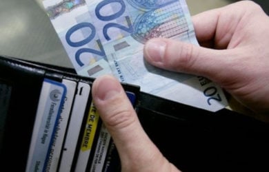 Αυξάνεται στα 650 ευρώ ο κατώτατος μισθός