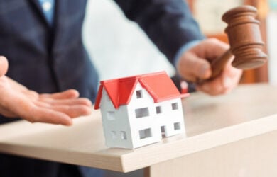 Παγώνουν οι πλειστηριασμοί πρώτης κατοικίας ευάλωτων δανειοληπτών