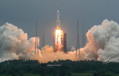 Κινέζικος διαστημικός πύραυλος εισέρχεται ανεξέλεγκτα στην ατμόσφαιρα της γης