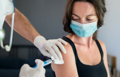 Στα ΚΕΠ αίτηση νοσησάντων στο εξωτερικό για εμβολιασμό