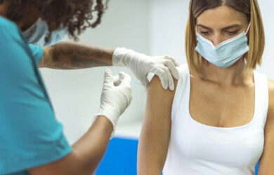 Στα ΚΕΠ αίτηση εμβολιασμένων στο εξωτερικό για τρίτη δόση
