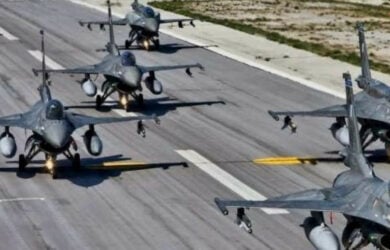 Πολεμικά αεροπλάνα και ελικόπτερα του ΝΑΤΟ πάνω από την Ακρόπολη σήμερα Παρασκευή 13 Μαΐου 2022