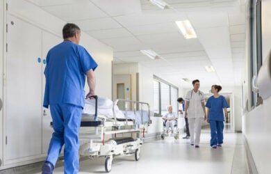 Αποκλειστικές νοσοκόμες νοσοκομείων ΕΣΥ και ιδιωτικών κλινικών