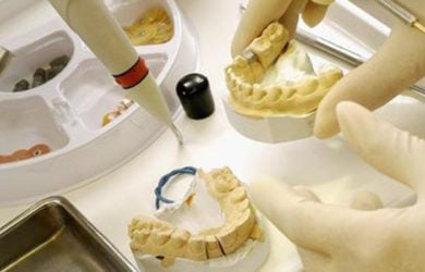 Οδοντοτεχνίτης και λειτουργία οδοντοτεχνικού εργαστηρίου