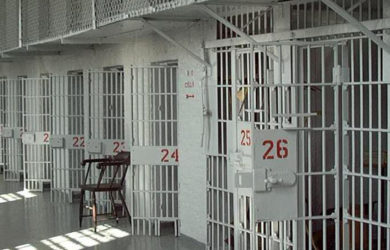 Έκτακτα μέτρα για την αποσυμφόρηση των καταστημάτων κράτησης