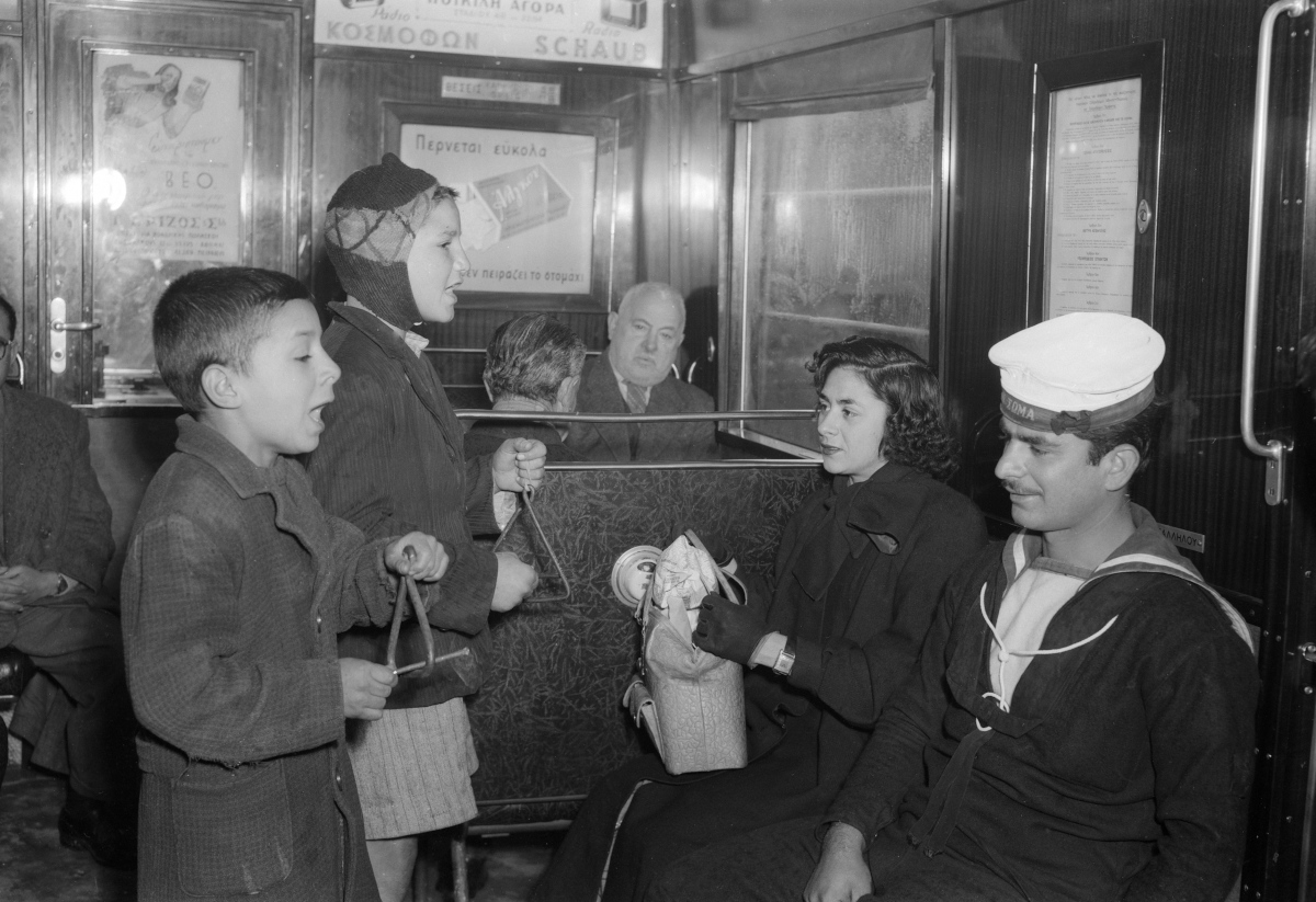 Κάλαντα στον ηλεκτρικό σιδηρόδρομο. Αθήνα, παραμονή πρωτοχρονιάς 1953