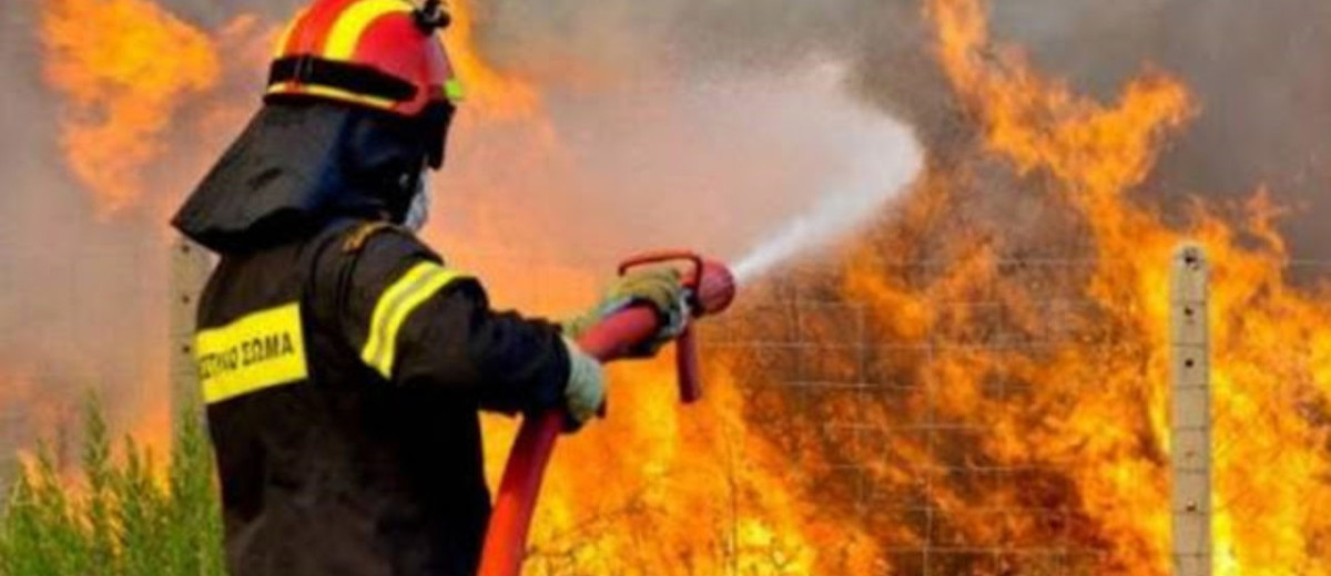 Φωτιά τώρα στα Καλύβια και μήνυμα 112