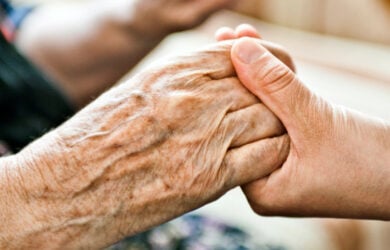 Οικιακή βοηθός για φροντίδα ηλικιωμένου. Αποδοχές και επιδόματα εορτών και αδείας