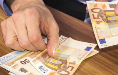 Οικονομική ενίσχυση 400 ευρώ. Διευρύνονται οι δικαιούχοι επιστήμονες