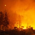 Μεγάλη φωτιά τώρα στην Κάρυστο Ευβοίας με εκκενώσεις οικισμών