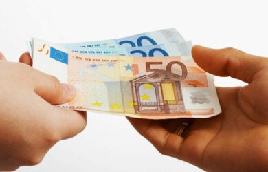 Πληρώνεται σήμερα επίδομα 300 ευρώ σε μακροχρόνια ανέργους
