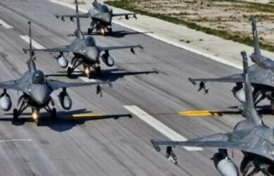 Πολεμικά αεροπλάνα και ελικόπτερα του ΝΑΤΟ πάνω από την Ακρόπολη σήμερα Παρασκευή 13 Μαΐου 2022