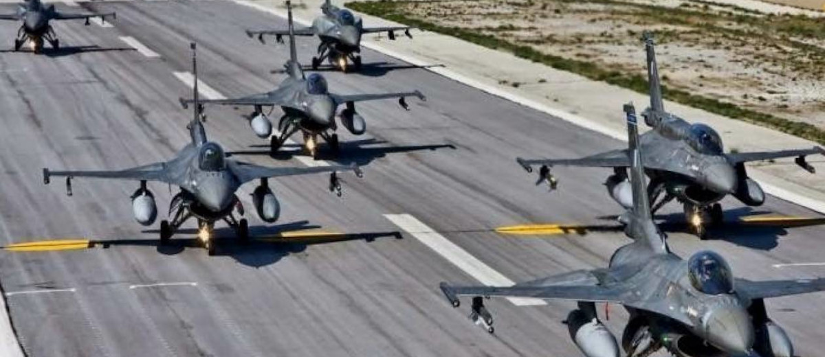 Πολεμικά αεροπλάνα και ελικόπτερα του ΝΑΤΟ πάνω από την Ακρόπολη σήμερα Παρασκευή 13 Μαΐου 2022