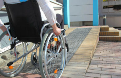 Ποια επιδόματα αναπηρίας αυξάνονται με τον νόμο 5043/2023