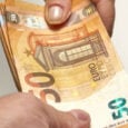 Στα ΑΤΜ από σήμερα επίδομα έως 300 ευρώ σε συνταξιούχους