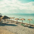 Ομπρέλες και ξαπλώστρες για τους λουόμενους σε κοινόχρηστη παραλία
