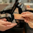 Υποχρεωτική ενημέρωση καταναλωτών για πληρωμές POS