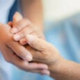 Επιδόματα ΟΠΕΚΑ: Αυξήσεις και αλλαγές στα περιουσιακά κριτήρια