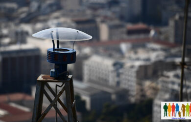 Σειρήνες συναγερμού και καμπάνες εκκλησιών σε όλη τη χώρα